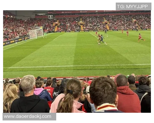 英超经典对决：利物浦小胜曼联引发全场热议与反思